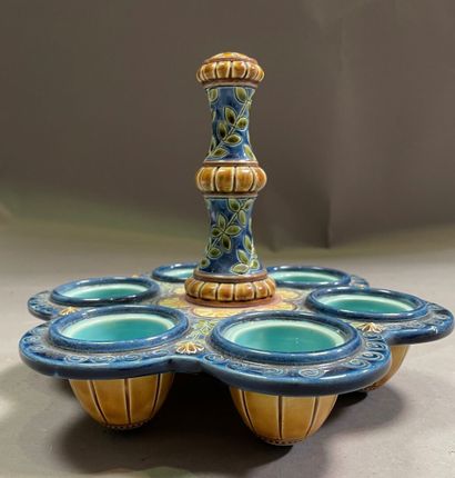 null 
SARREGUEMINES - MAJOLICA: Egg dish in blue and yellow earthenware.




H: 19...