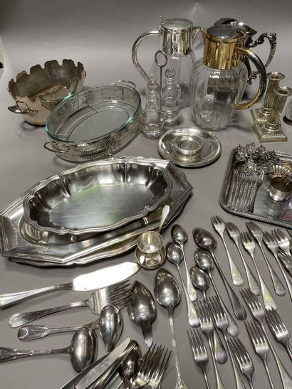 null Fort lot de métal argenté dont : plats, plateaux, bougeoirs, dessous de bouteilles,...