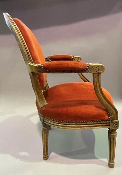 null Pair of medallion-backed armchairs in natural wood with mouldings, tapered and...