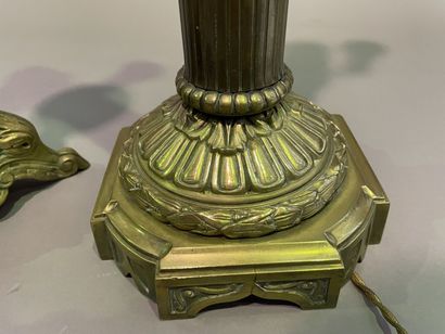 null Three lamp bases and a gilded brass and bronze candlestick.

H : 70 - 27 - 25...