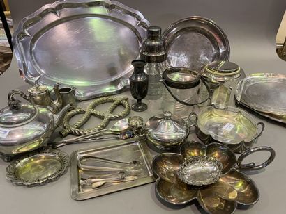 null Lot of silver plated metal: trays, pourer, cutlery, shaker, etc.