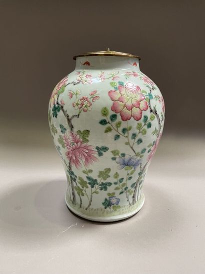
Vase balustre en porcelaine de Chine émaillée...