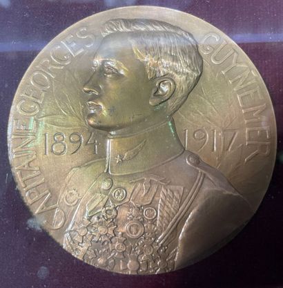 null Ensemble de six médailles en bronze commémorant les grands aviateurs,

dans...