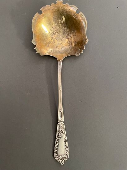 null A silver scoop chased with foliage.

Hallmark Minerve, silversmith Henri LAPEYRE...