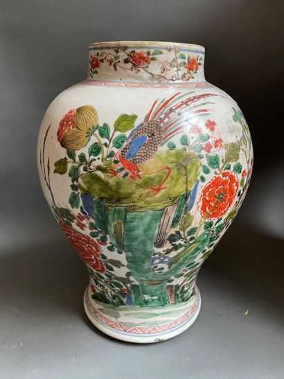 Vase balustre en porcelaine à décor de faisans...