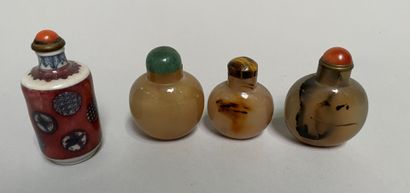 null Set of four snuffboxes: three in hard stone and one in porcelain

H : 7 - 6,5...