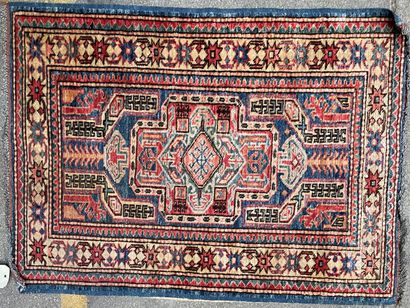 null Deux tapis en laine, à décor de fleur stylisées.

Fin du XXème siècle.

213...