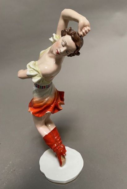 null Statuette in porcelain enamelled polychrome in the natural 

Dancer.

Signed...