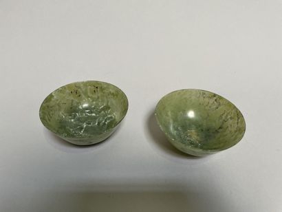 null Paire de sorbets en jadéite

Chine

4,5 x 10 cm

Légères égrenures