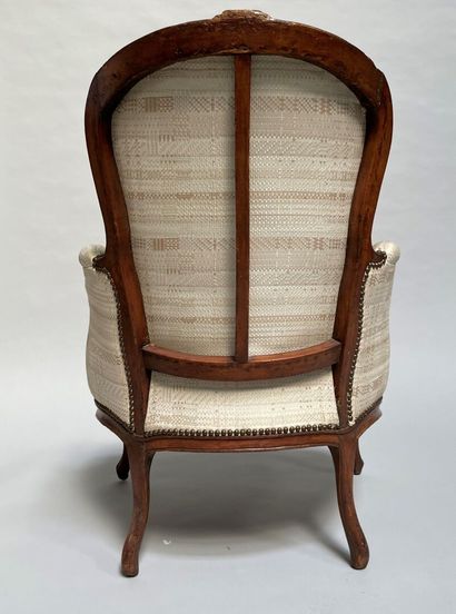 null Shepherd's chair and armchair in natural wood molded and carved with flowers,...