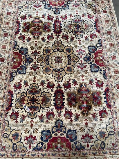 null Wool and silk carpet decorated with flowers on a white background.

Iran, end...