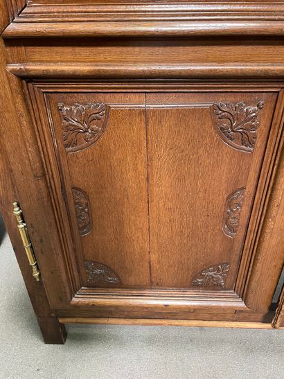 null 
Oak cabinet carved with foliage.

Partly from the Louis XIV period

227 x 150...