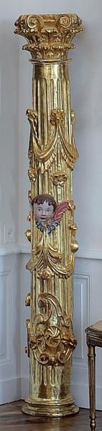 null Deux colonnes d'autel en bois redoré à têtes d'anges, décor polychrome de têtes...