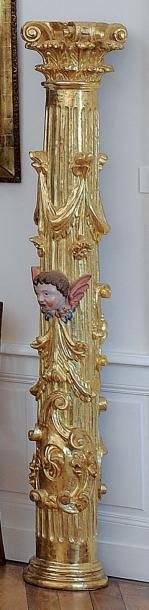 null Deux colonnes d'autel en bois redoré à têtes d'anges, décor polychrome de têtes...