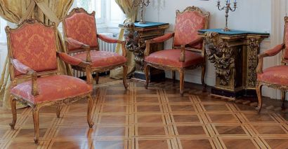 null Suite de quatre fauteuils en bois sculpté et doré à décor de feuillages et volutes...