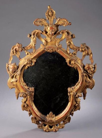 Miroir en bois sculpté doré à décor ajouré...