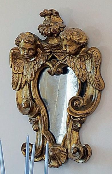 null Glace contournée en bois sculpté et doré à têtes d'angelots. Italie, XVIIIème...