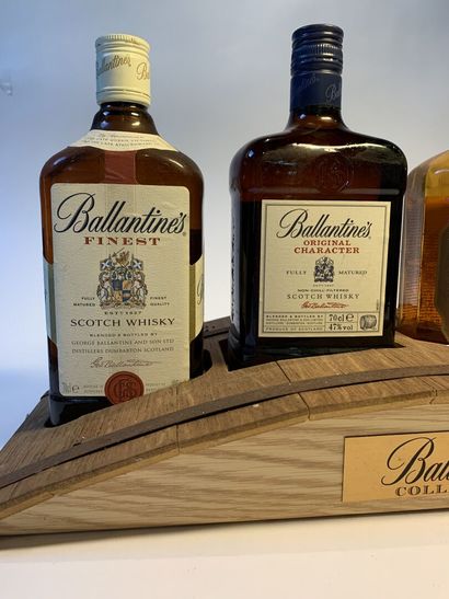 null 4 bouteilles de BALLANTINE'S de 70 cl, sur un présentoir :

- 1 Finest Scotch...