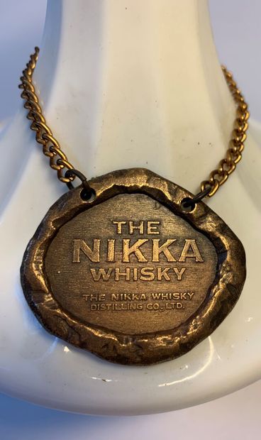 null 1 bouteille de NIKKA 17 Years, Tsuru, 70 cl, 43 %, carafe en céramique blan...