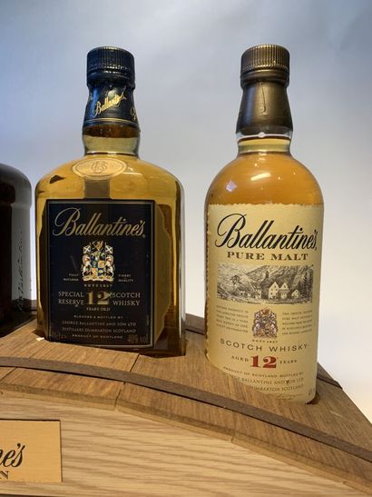 null 4 bouteilles de BALLANTINE'S de 70 cl, sur un présentoir :

- 1 Finest Scotch...