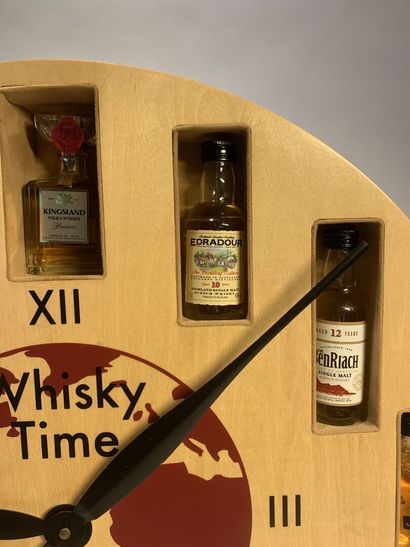 null 1 horloge It's Whisky Time avec 12 mignonnettes de 5 cl, Maison du Whisky et...
