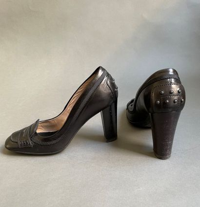 null TOD'S 

Pair of moccasins with black leather heels. 

Size 38, good conditi...