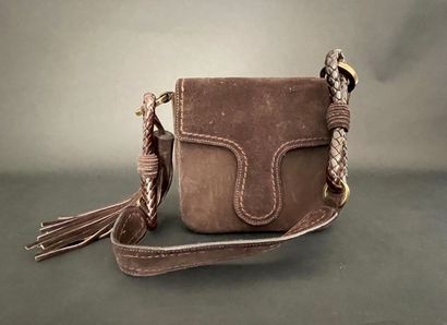null Emmanuel UNGARO

Brown suede mini bag embellished with a pompom, shoulder strap,...