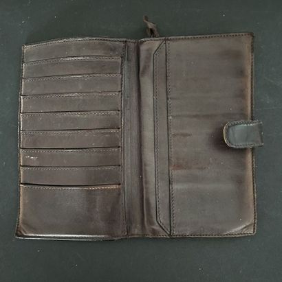 null BOTTEGA VENETA 

Brown woven leather wallet, snap closure under flap, zippered...