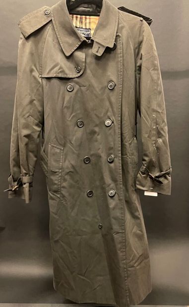 null BURBERRY'S

Khaki cotton gabardine trench coat, beige tartan lining, small collar,...