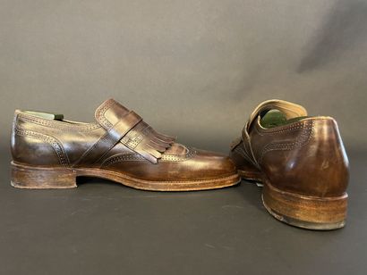 null BERLUTI

Pair of brown leather derby shoes, simple buckle, bangs. 

Size 8,...