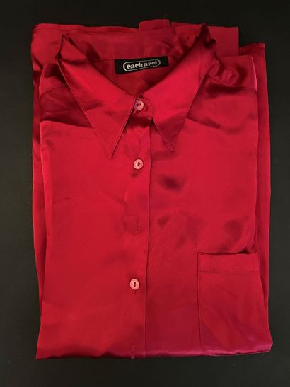 null CACHAREL, TARA JARMON

 Lot composée d’une chemise en soie rouge 

et d’une...