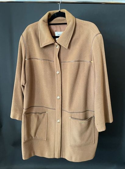 null WEILL 

Camel wool and cashmere coat, snap closure. 

Size 44 approximately,...