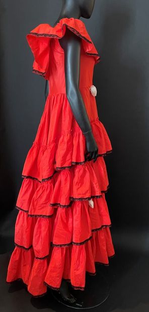 null ANONYMOUS 

Flamenco dress in red viscose with ruffles.