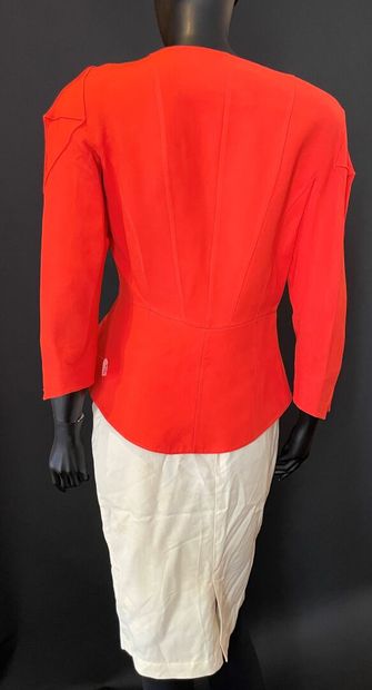 null Thierry MUGLER 

Lot comprenant une veste en lainage orange, encolure en V,...