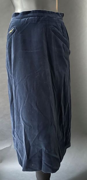 null Saint Laurent RIVE GAUCHE 

Lot composé d’une jupe mi-longue en velours bleu...