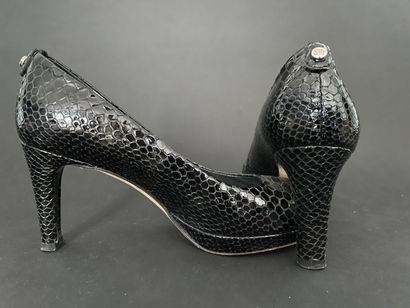 null STEWARD WEITZMAN 

Pair of black reptile leather pumps. 

Size 37.