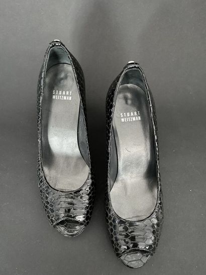 null STEWARD WEITZMAN 

Pair of black reptile leather pumps. 

Size 37.