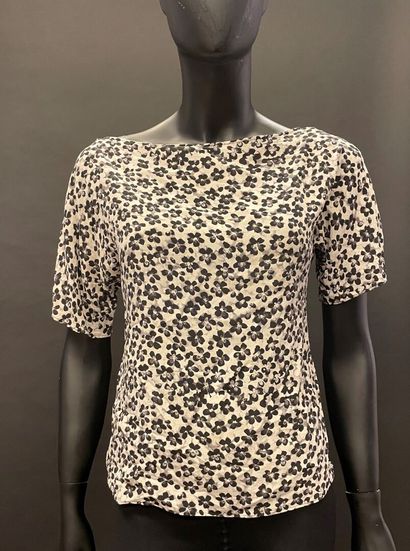 null Emmanuel UNGARO

Silk top with floral print, short sleeves, boat neck. 

Size...
