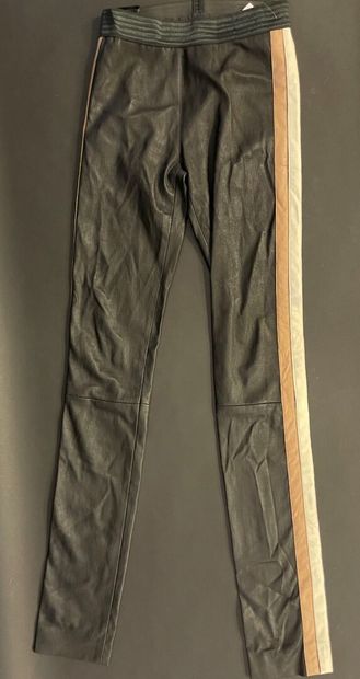 null DROMÉ 

Leggings en cuir noir, bandes beiges et écru. 

Taille élastique, 36...