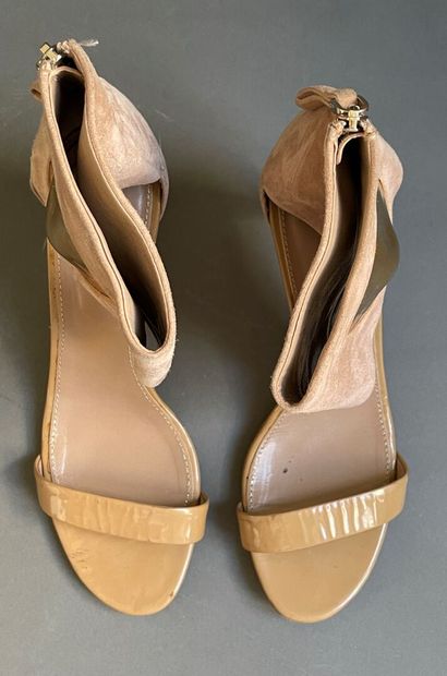 null Sergio ROSSI 

Pair of beige suede sandals, black patent leather uppers, ankle...
