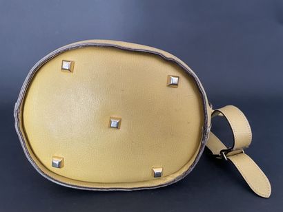 null Salvatore FERRAGAMO 

Mustard leather basket bag, adjustable shoulder strap,...