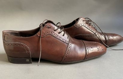 null Louis VUITTON

Pair of brown leather richelieu shoes with perforated patterns.

Size...