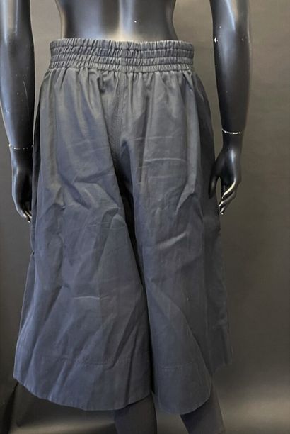 null CELINE

Jupe culotte en coton bleu marine, taille élastique, deux poches, 

Taille...