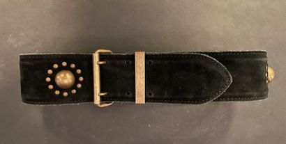 null ALAÏA 

Black suede belt embellished with brushed gold metal motifs, 

size...