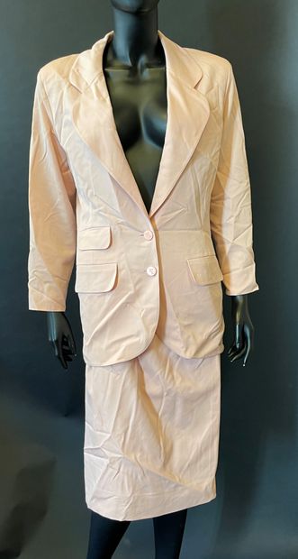 null Karl LAGERFELD 

Tailleur en lainage rose comprenant une veste à col cranté...