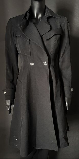 null Thierry MUGLER 

Manteau en draps de laine noir, petit col, boutonnage asymétrique...