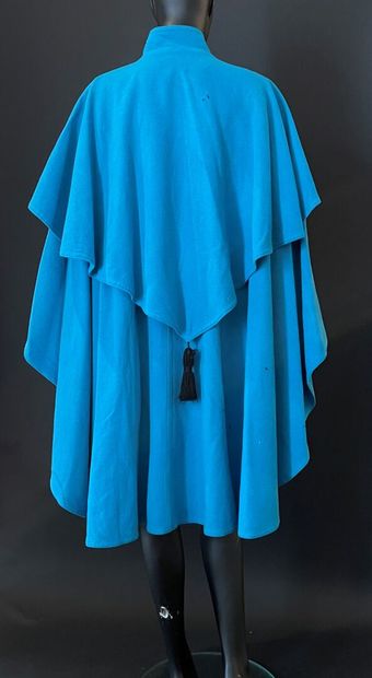 null Louis FERAUD 

cape inspired cochet wool and cashmere turquoise, 

holes.