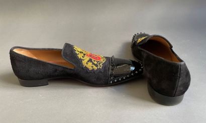 null Christian LOUBOUTIN

Pair of black suede moccasins adorned with a crest, patent...