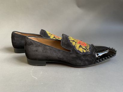 null Christian LOUBOUTIN

Pair of black suede moccasins adorned with a crest, patent...