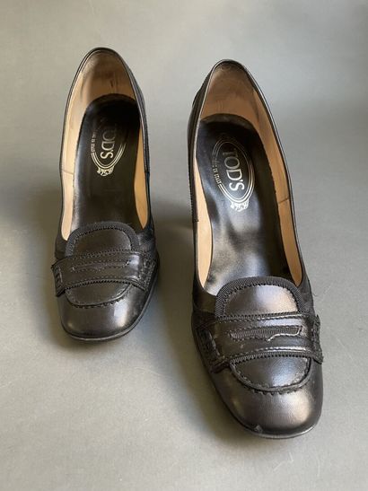 null TOD'S 

Pair of moccasins with black leather heels. 

Size 38, good conditi...